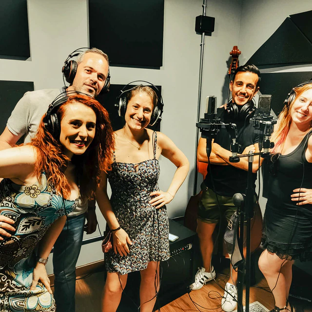 Músicos reunidos en el estudio entre tomas