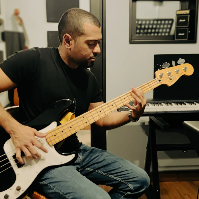 Grabación de una línea de bajo en el estudio